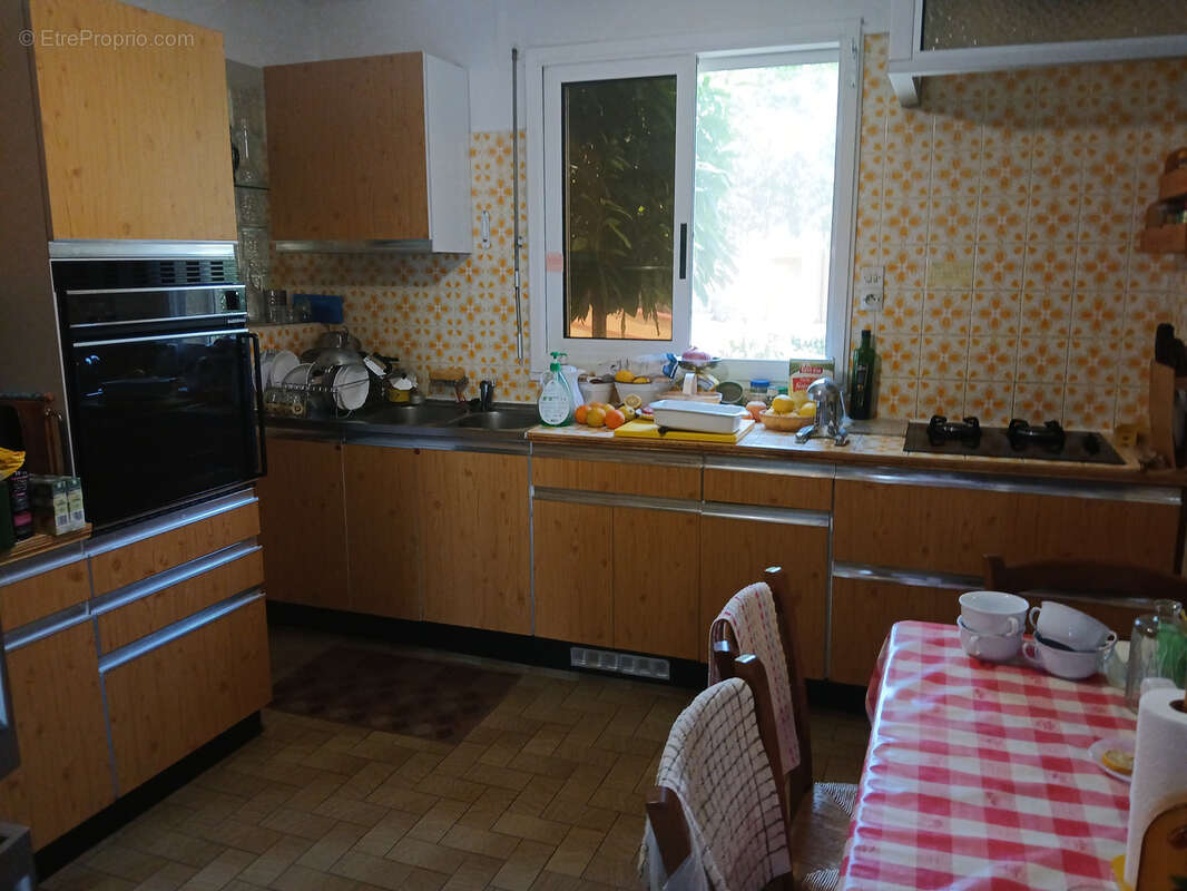 Villa sur 3 faces , 3 niveaux, 5 chambres , 2 bains, jardin , garage et parking. - photo 11