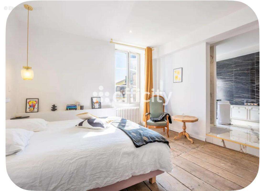 Maison à CHAMPDENIERS-SAINT-DENIS