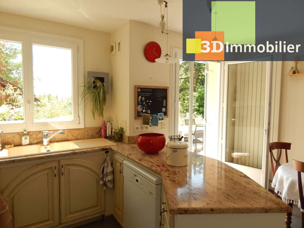 CUISINE ÉQUIPÉE 14 M² - Maison à LONS-LE-SAUNIER