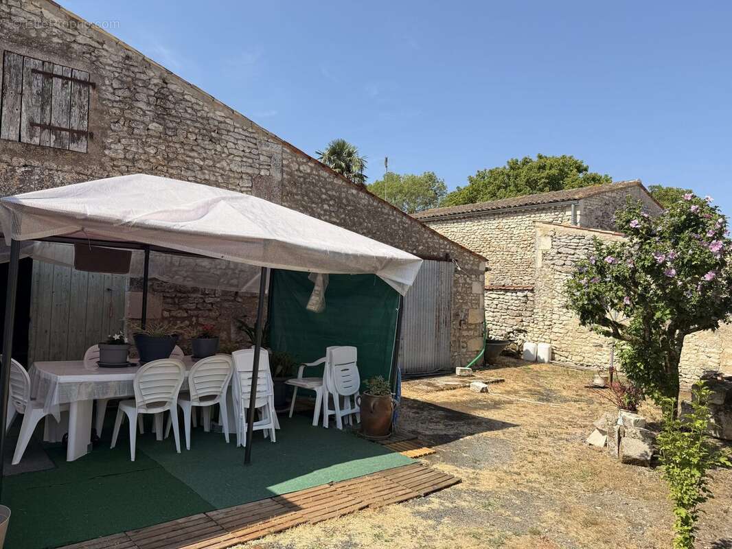 Maison 96 m² à Grezac  - photo 2