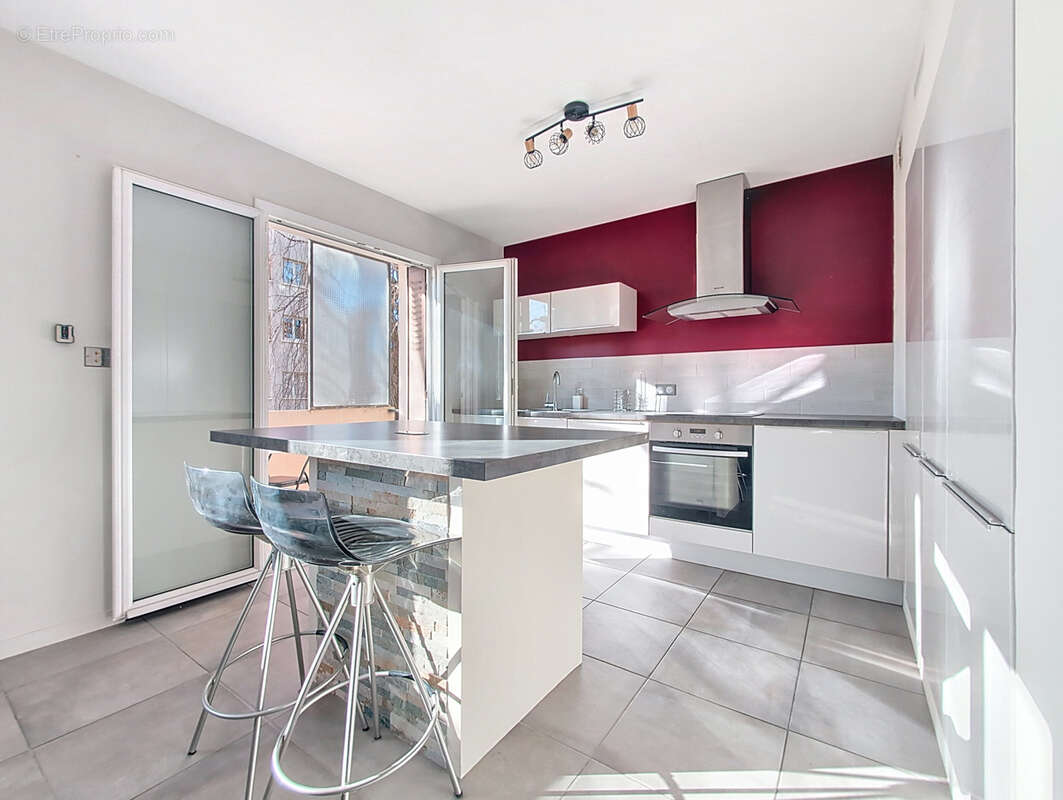 À VENDRE   T2 rénové avec balcon - A 10 mn du centre Courier (Annecy) - photo 3