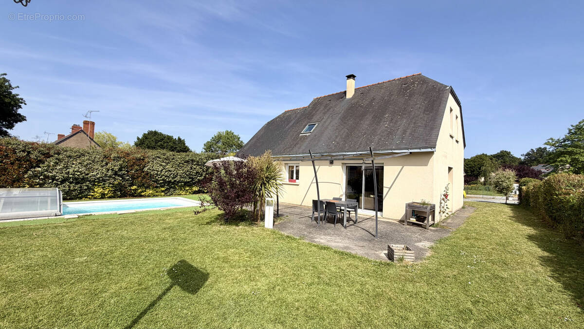 Maison à BECON-LES-GRANITS