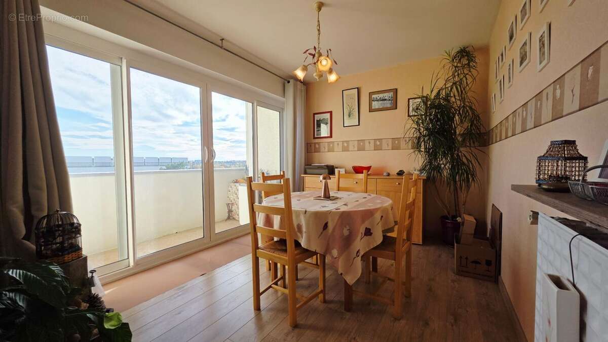 Bourges appartement de 86.1m² 4 pieces balcons ascenseur parking - photo 8