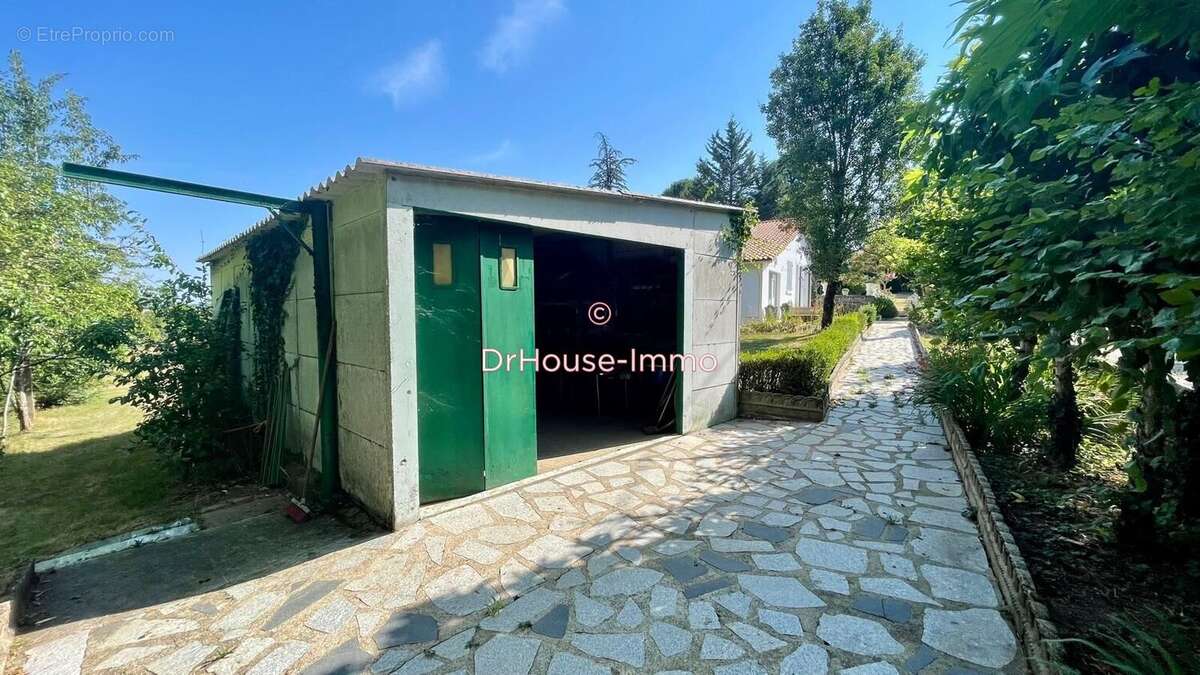 Maison 91 m² à Montredon-Labessonnie  - photo 9