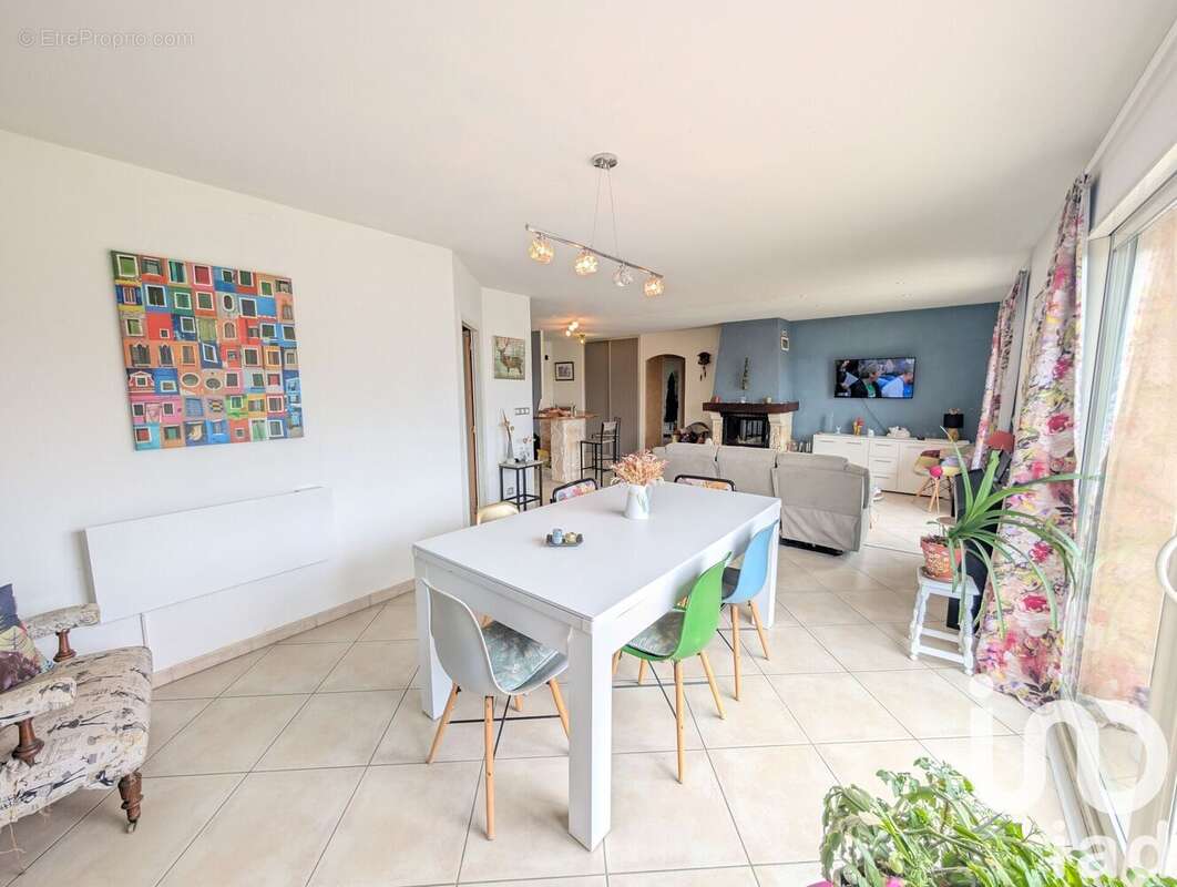 Photo 9 - Maison à LUSSAC-LES-CHATEAUX