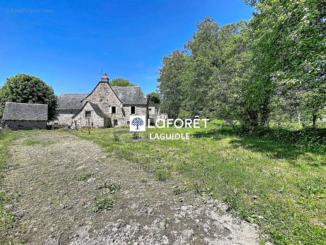 Maison à SAINTE-GENEVIEVE-SUR-ARGENCE