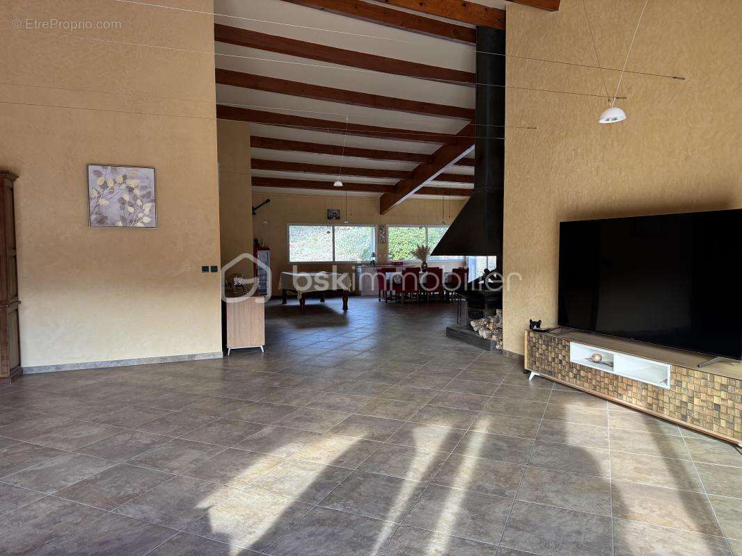 À chateauvert (83670) propriété d’exception de 570 m² avec deux appartements indépendants, piscine, grand terrain et accès à la  - photo 6