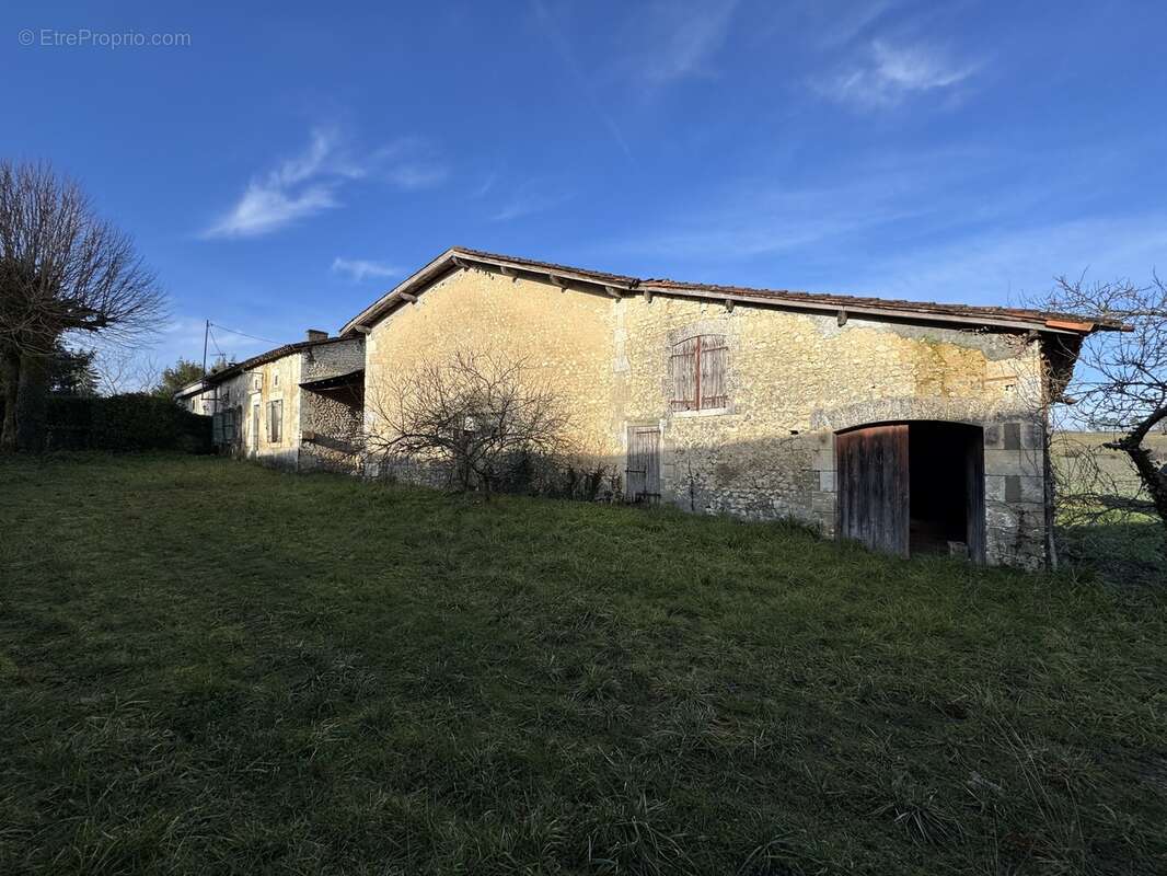 Maison 172 m² à Brossac  - photo 14