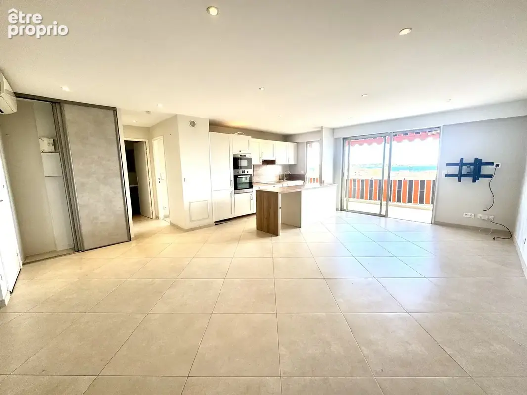 Golfe Juan centre vaste deux pièces de 53 m2 avec belle vue mer et terrasse sud de 14 m2 - photo 3