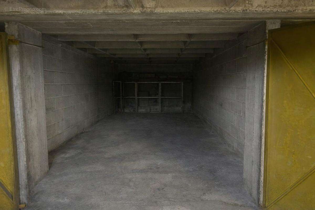 Parking à PARIS-18E