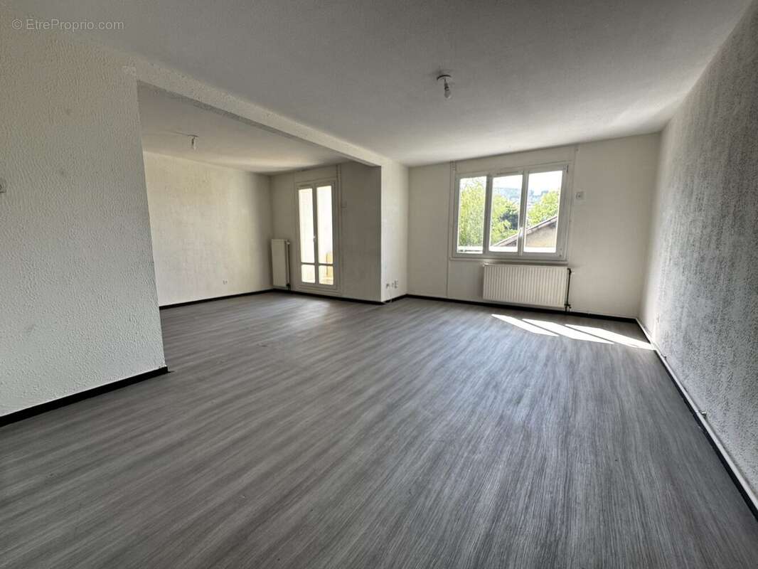 Appartement 103 m² à Le Chambon-Feugerolles  - photo 2