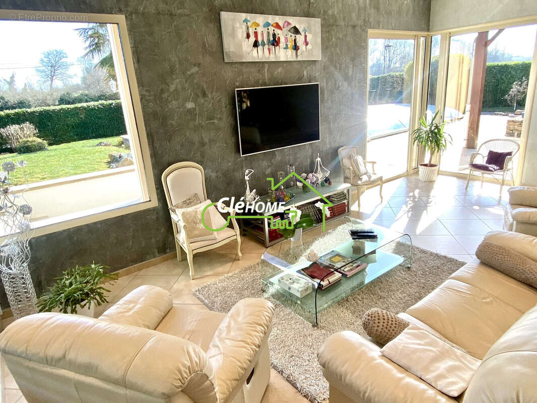 Maison 154 m² à Charentay  - photo 7