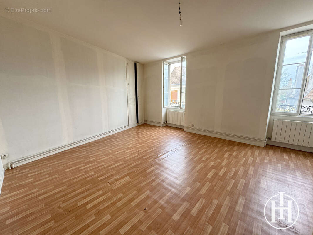 Appartement à CHARENTON-DU-CHER