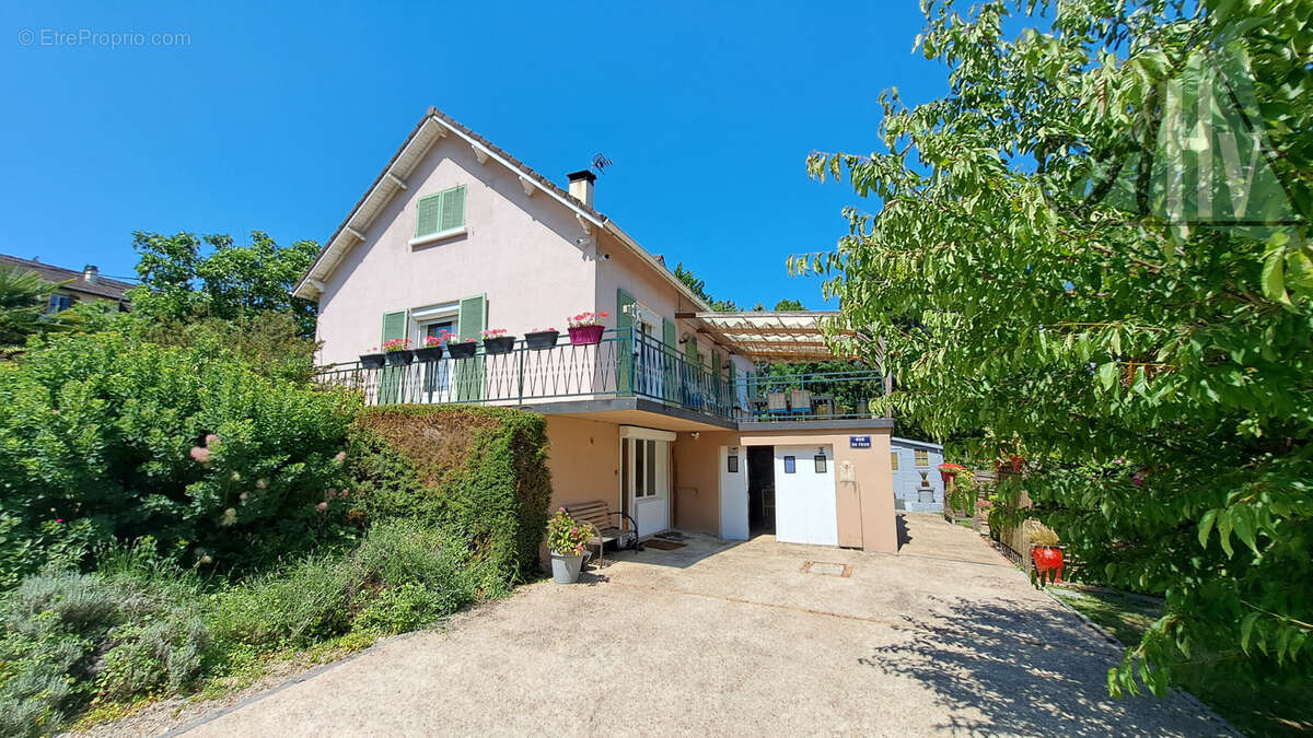 Pont sur Yonne (89) - Maison de 161 m2 avec 4 chambres, sous-sol, piscine et accès direct à l'Yonne. - photo 4
