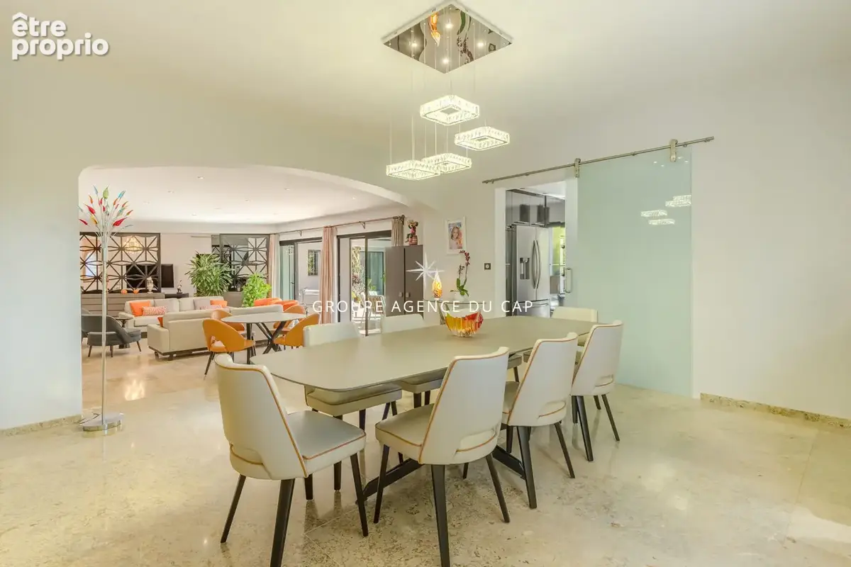 Villa de caractère, piscine chauffée et garage de 200 m² au coeur d'un parc de 5 000 m²  à Fréjus - photo 4