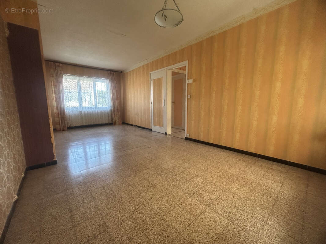 Maison des années 60 de style bel étage à rénover complétement, secteur calme et prisé !! - photo 4