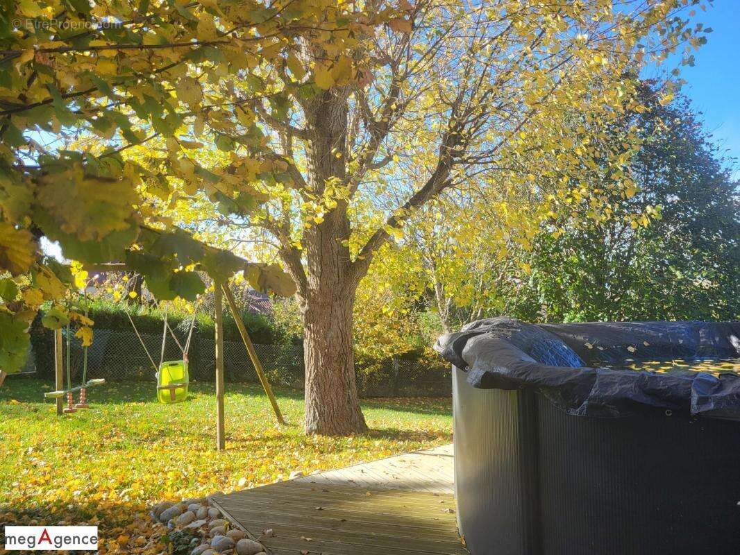 Maison à CREUZIER-LE-VIEUX
