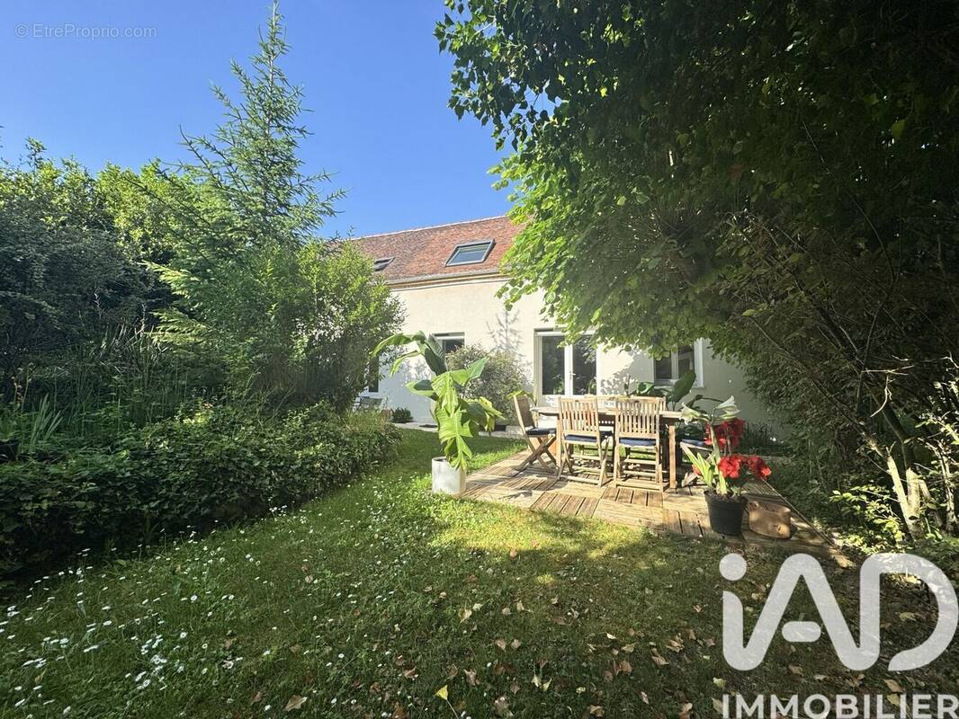 Photo 1 - Maison à LA CELLE-SAINT-CYR