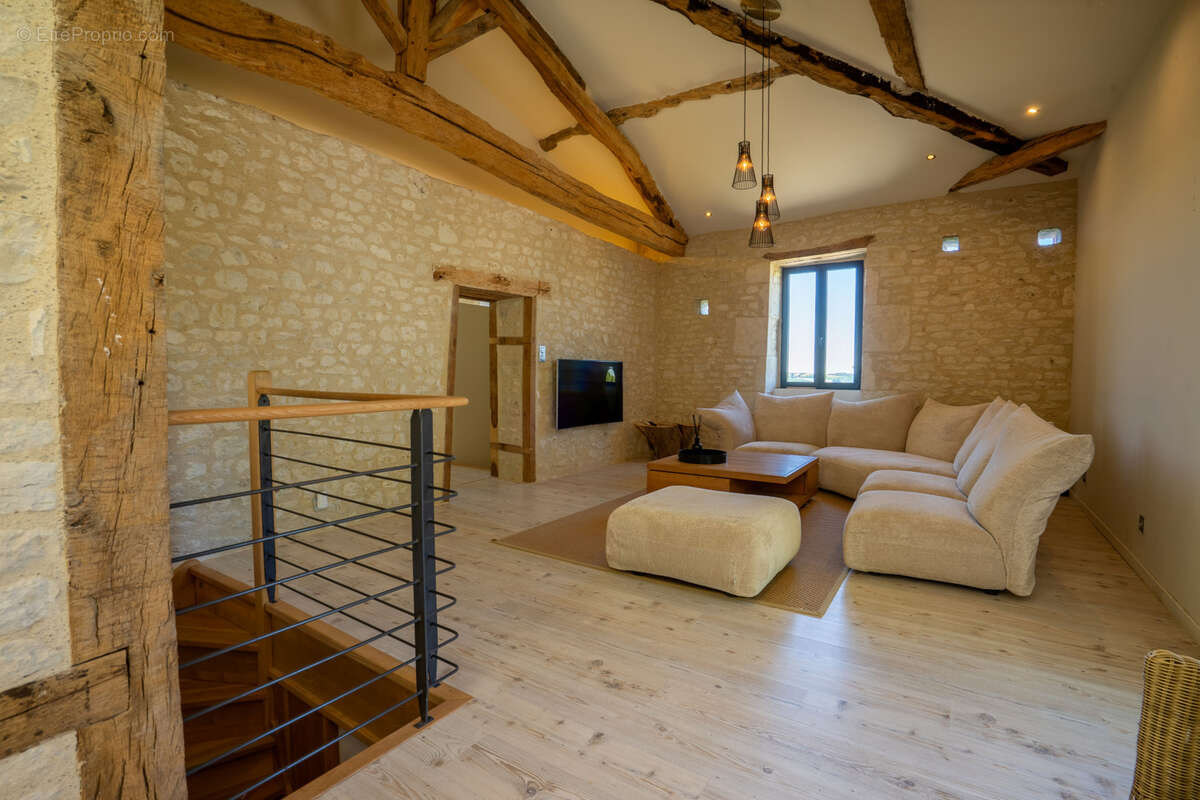 Propriété de caractère en pierre avec vue dominante, piscine et dépendance - photo 9