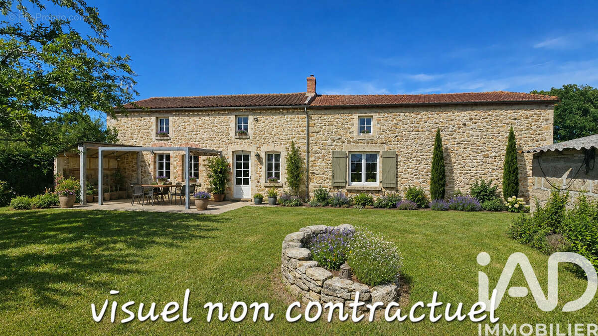 Photo 3 - Maison à LA CHAIZE-LE-VICOMTE