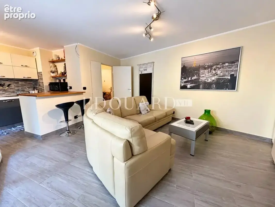 Deux pièces rénové à vendre avec terrasse et cave, au premier étage d’un immeuble moderne - photo 2