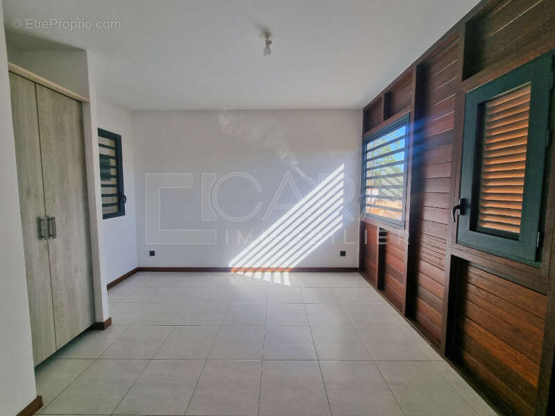 Commerce 110 m² à Remire-Montjoly  - photo 4
