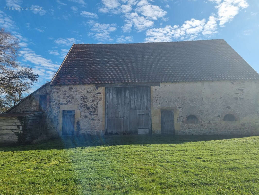 Ancien corps de ferme sur plus d'un hectare ! - photo 3