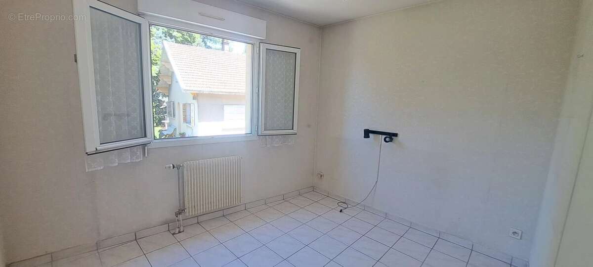 EYBENS LE BOURG - T4 de 82 m2, parking privatif, poss garage - photo 8