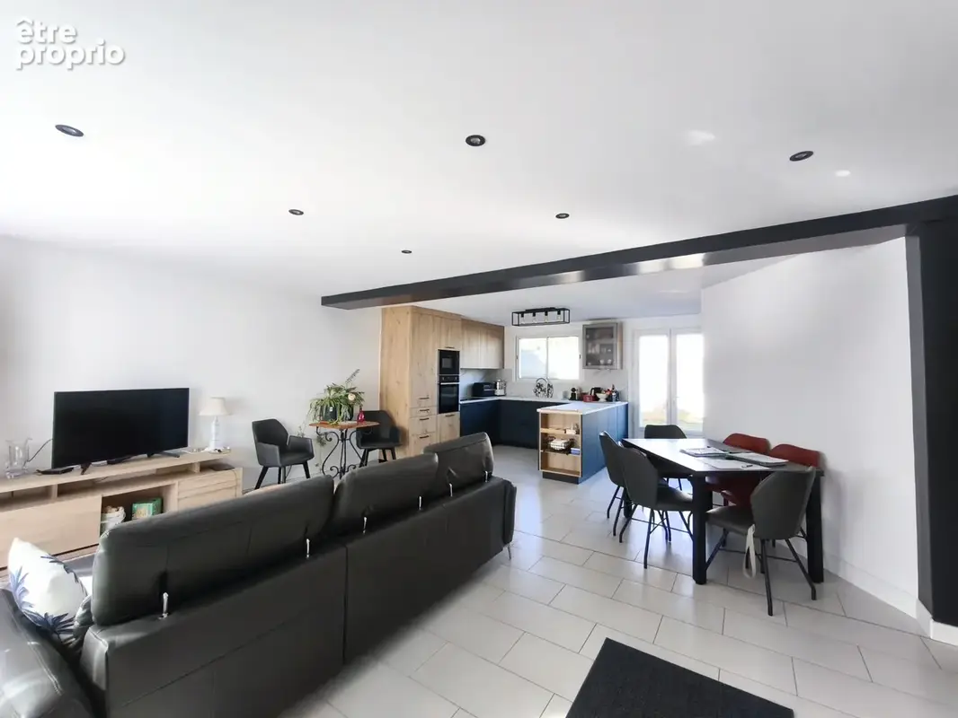 Maison au coeur du village de montagny avec terrasse et beaux volumes. - photo 4