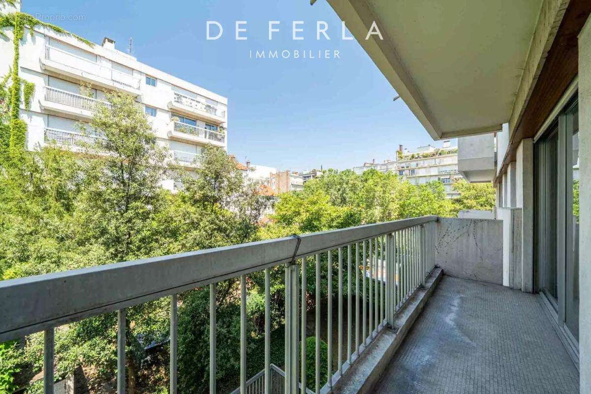 Paris XVᵉ – Appartement familial traversant avec doubles balcons et parking - photo 9