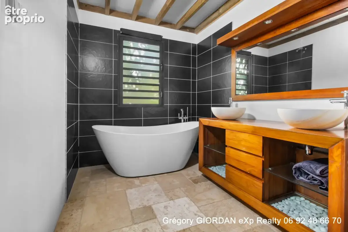 Maison 140 m² à Saint-Pierre  - photo 9