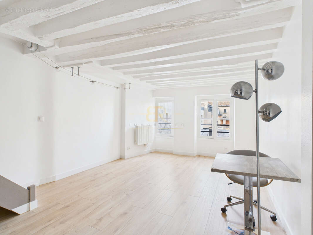 Appartement à PARIS-1E