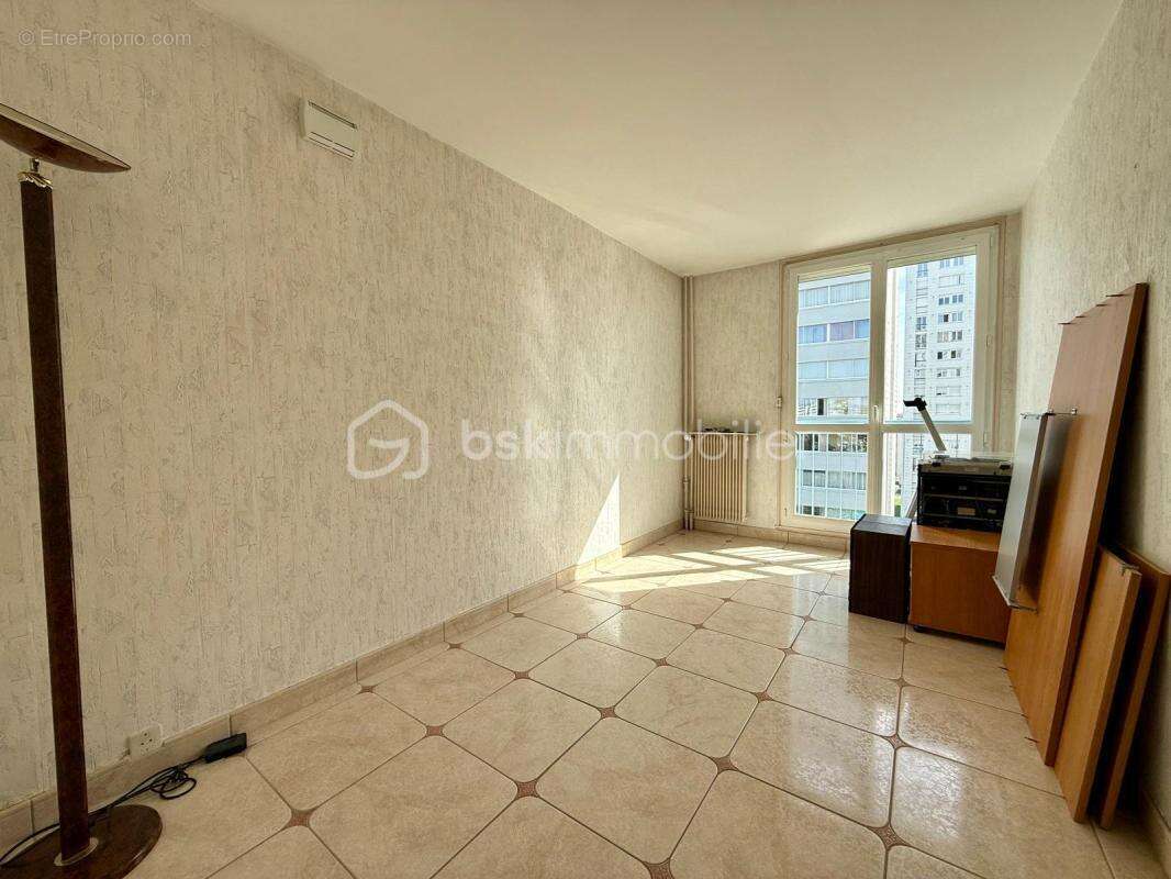 Nouveau prix pour cet appartement, Séjour lumineux, trois chambres, 6ème étage dans résidence privée, sécurisée - photo 8