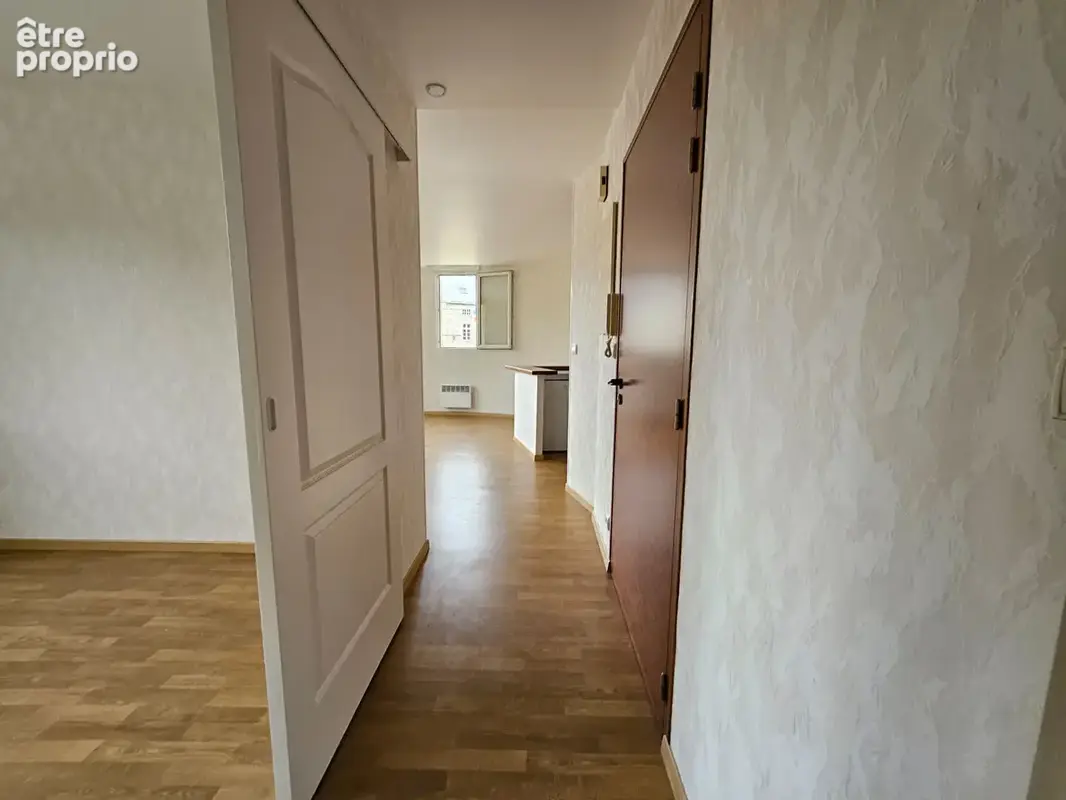 Dinan centre : appartement T2 lumineux avec ascenseur. vue degagée et garage - photo 5