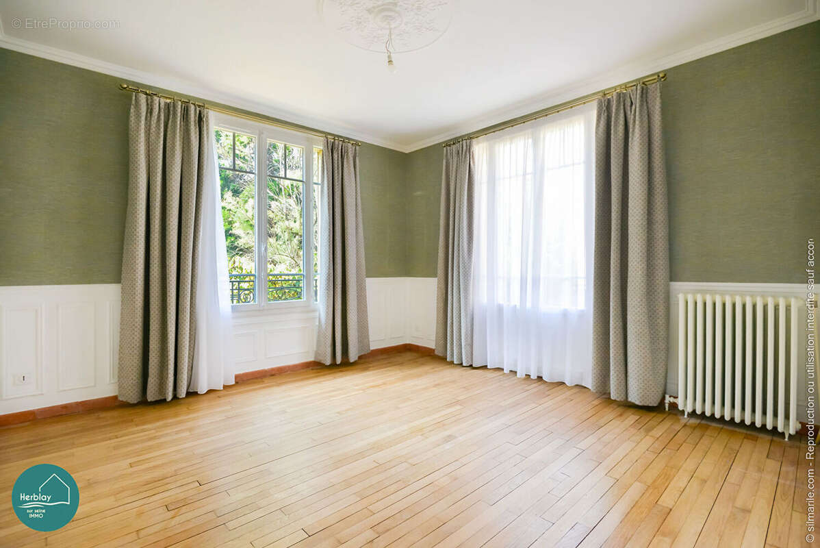 Herblay-sur-Seine Centre-ville Meulière - surface utile de 198 m² - photo 2