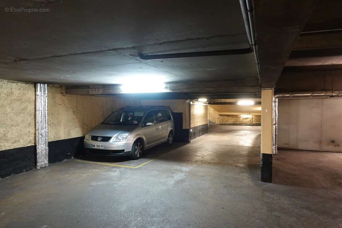 Parking à PARIS-16E