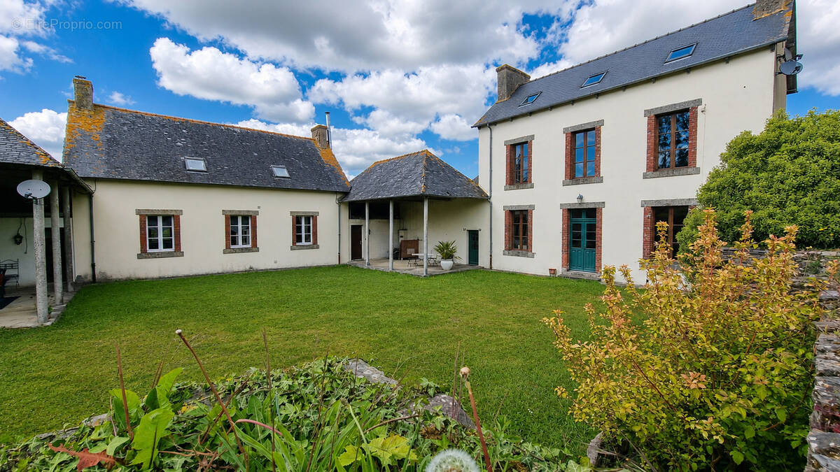 Maison à MERLEAC
