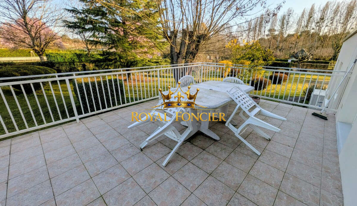 Terrasse donnant sur le séjour - Maison à LE GRAND-PRESSIGNY