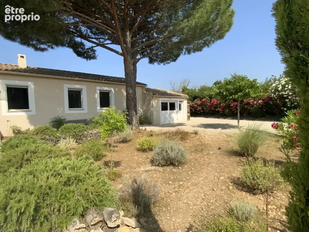 Maison de plain pied de 148 m2 avec piscine et T2 indépendant sur terrain de 1000 m2. - photo 2