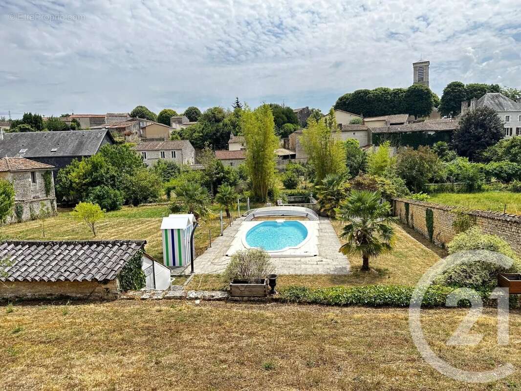 Maison 210 m² à Chef-Boutonne  - photo 3