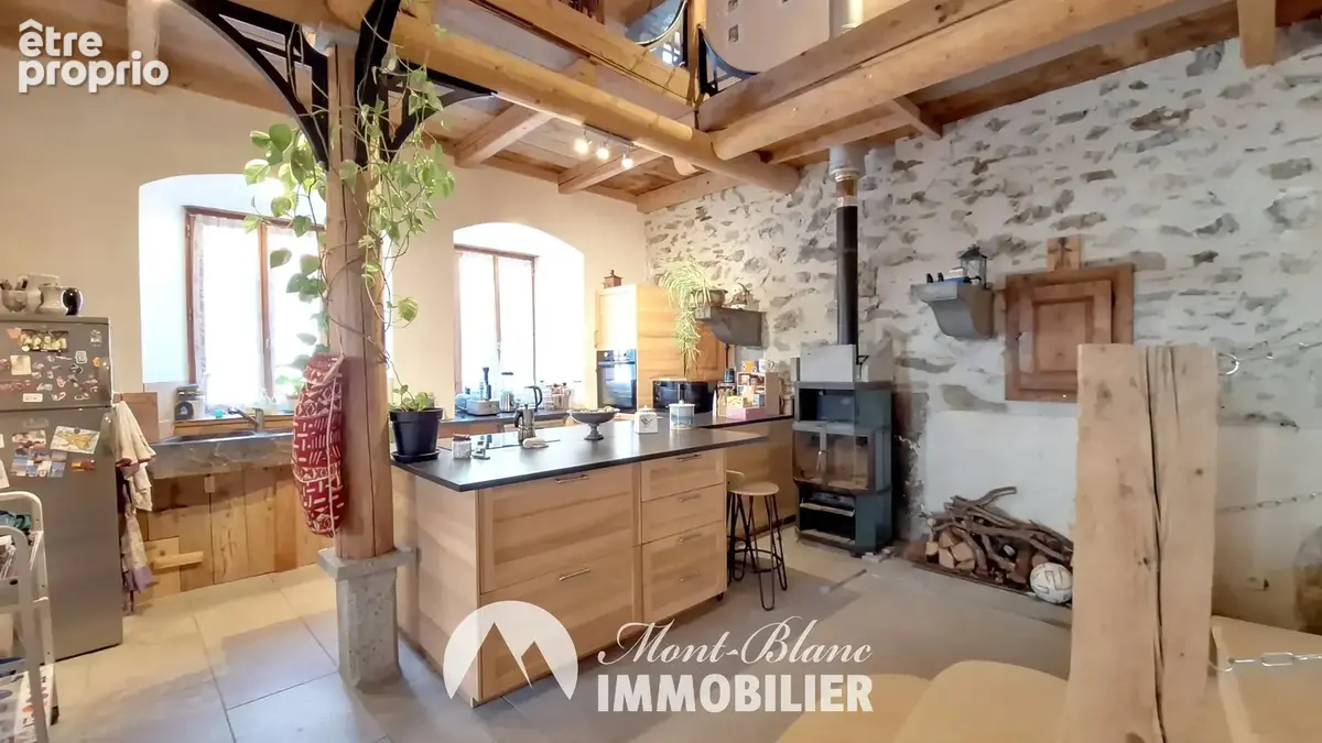 Une maison de caractère pleine de charme et de possibilités - photo 7