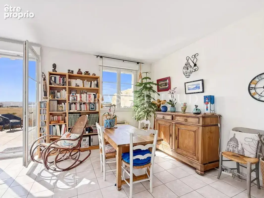 Vente Appartement T2/3 de 58 m2 LC avec Grande Terrasse, Parking Privatif et Cave - Montolivet Marseille 12 - photo 9