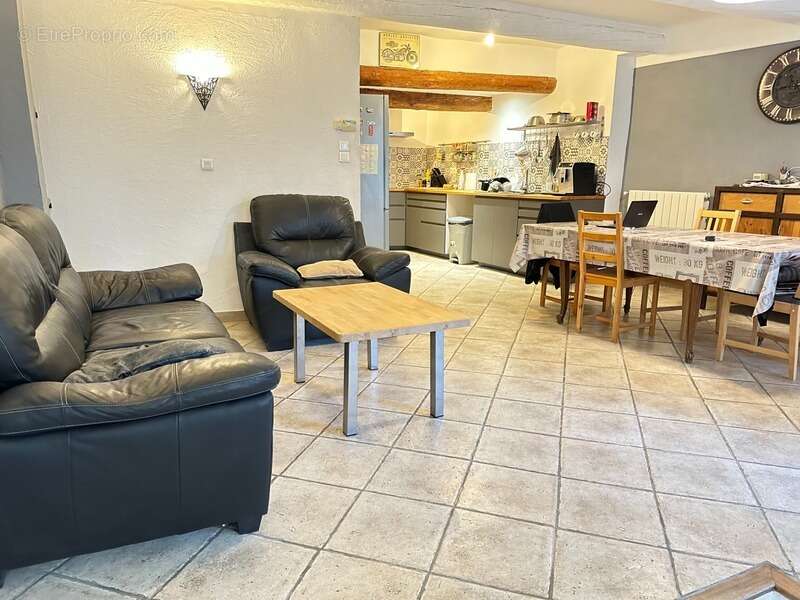 Maison de village, 5 pièces avec cour et garage VINON SUR VERDON (83) - photo 8