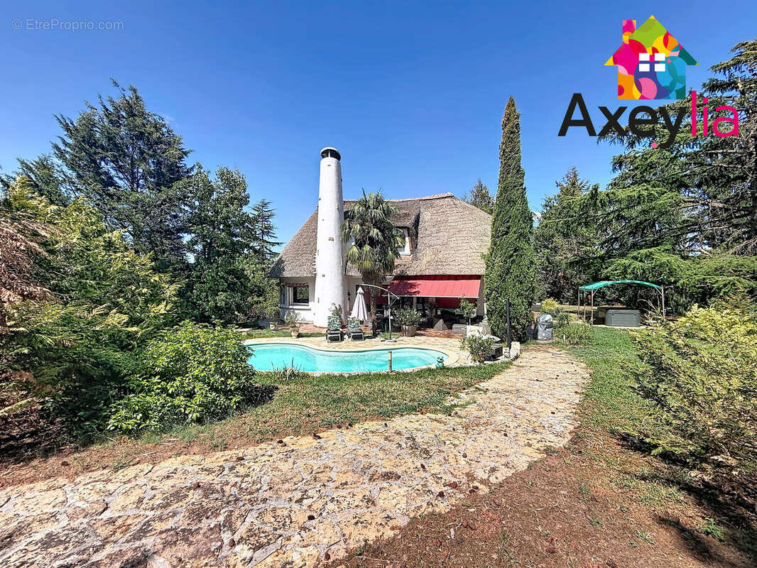 A vendre - commelle-vernay - maison à toit de chaume et semi-enterrée avec quatre chambres, terrain et piscine - photo 3