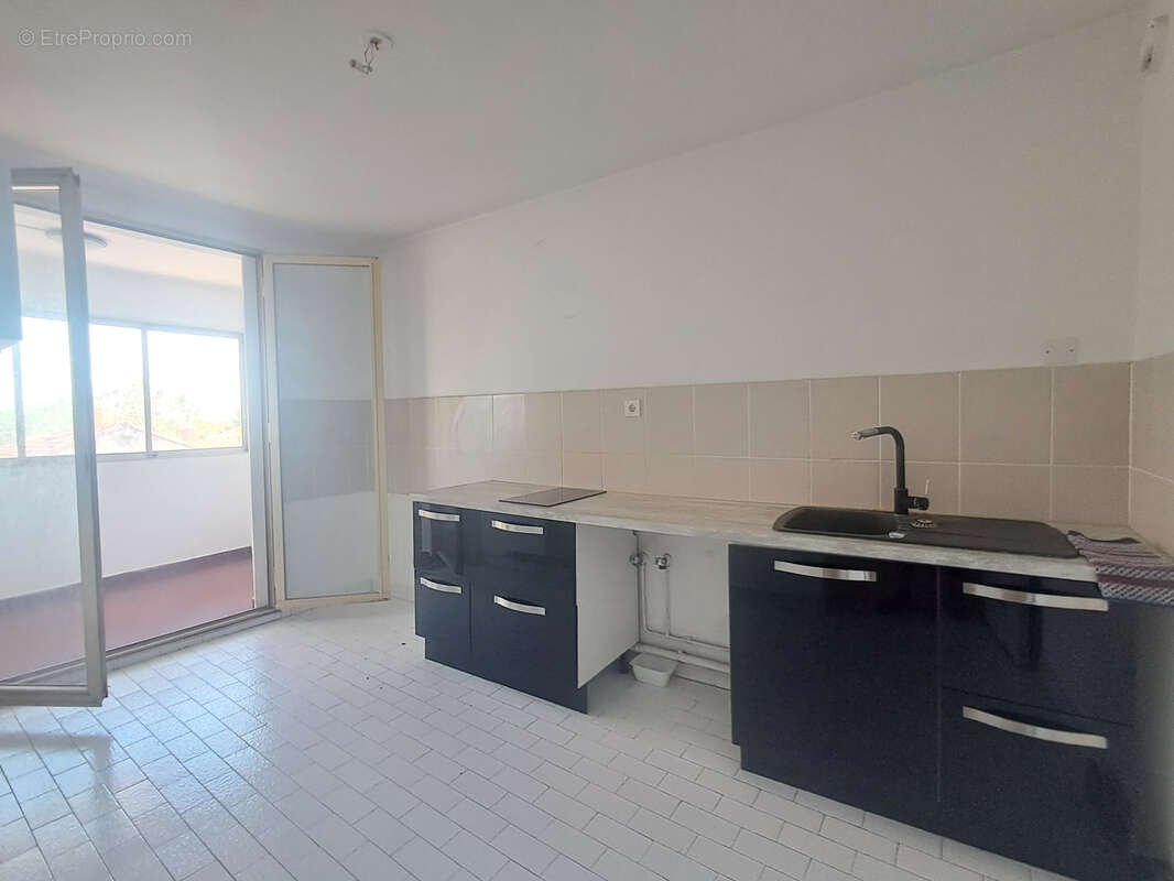 T3 lumineux de 66m2 avec balcon et loggia à Vendre à Salon-de-Provence à deux pas du Centre Ville - photo 13