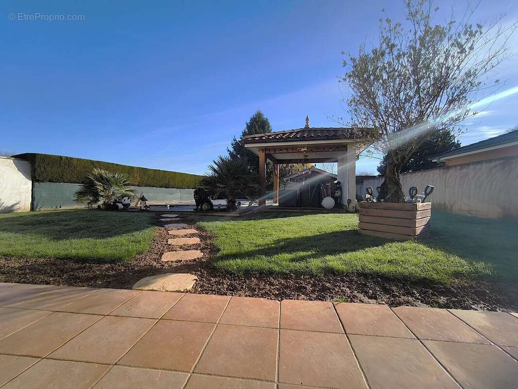 Maison à CRUZILLES-LES-MEPILLAT