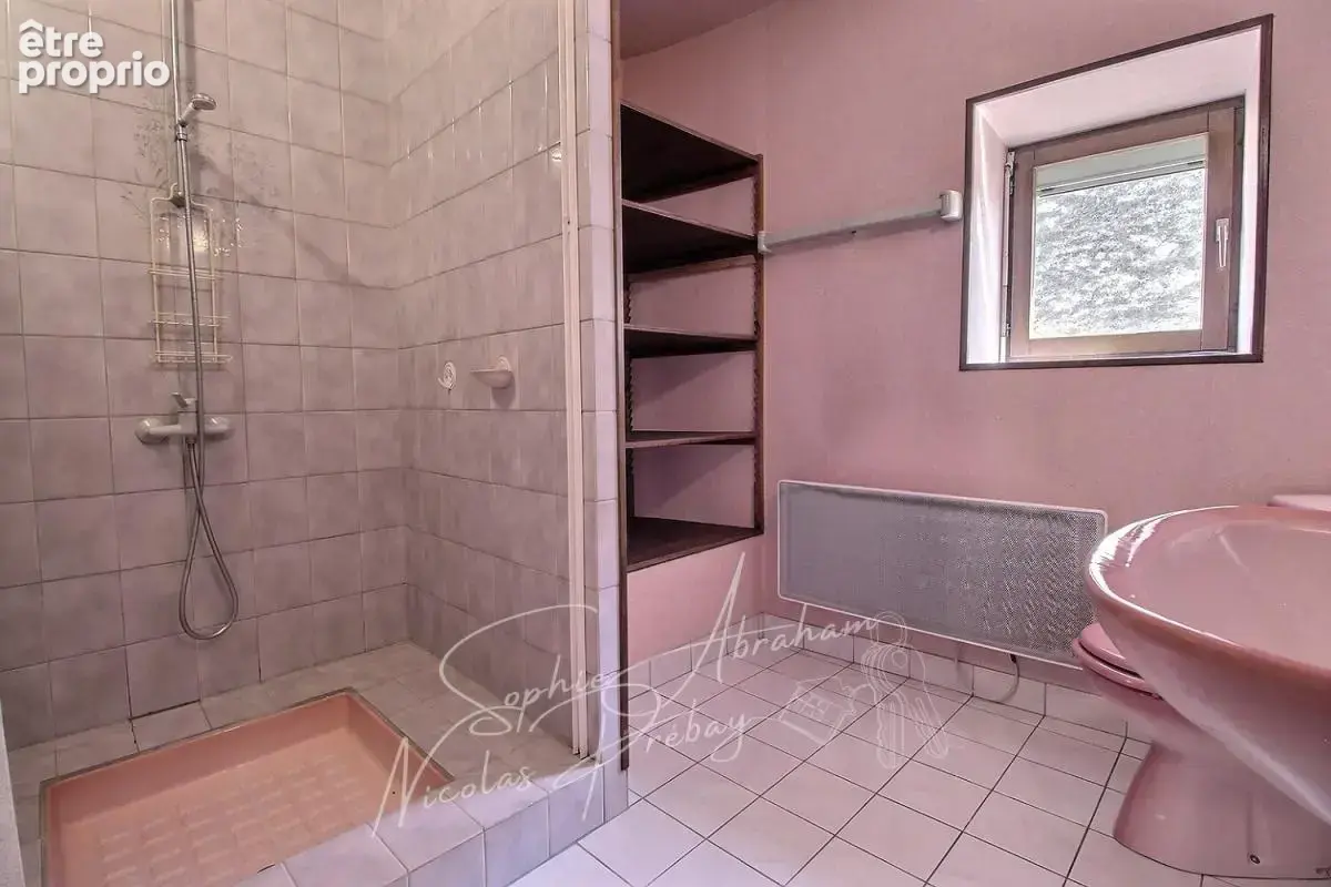 Maison en pierres avec cour close de murs, 3 chambres, dépendances - photo 8