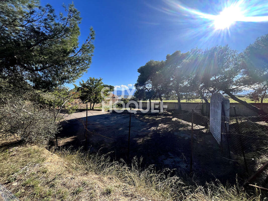 Terrain à VILLENEUVE-DE-LA-RAHO