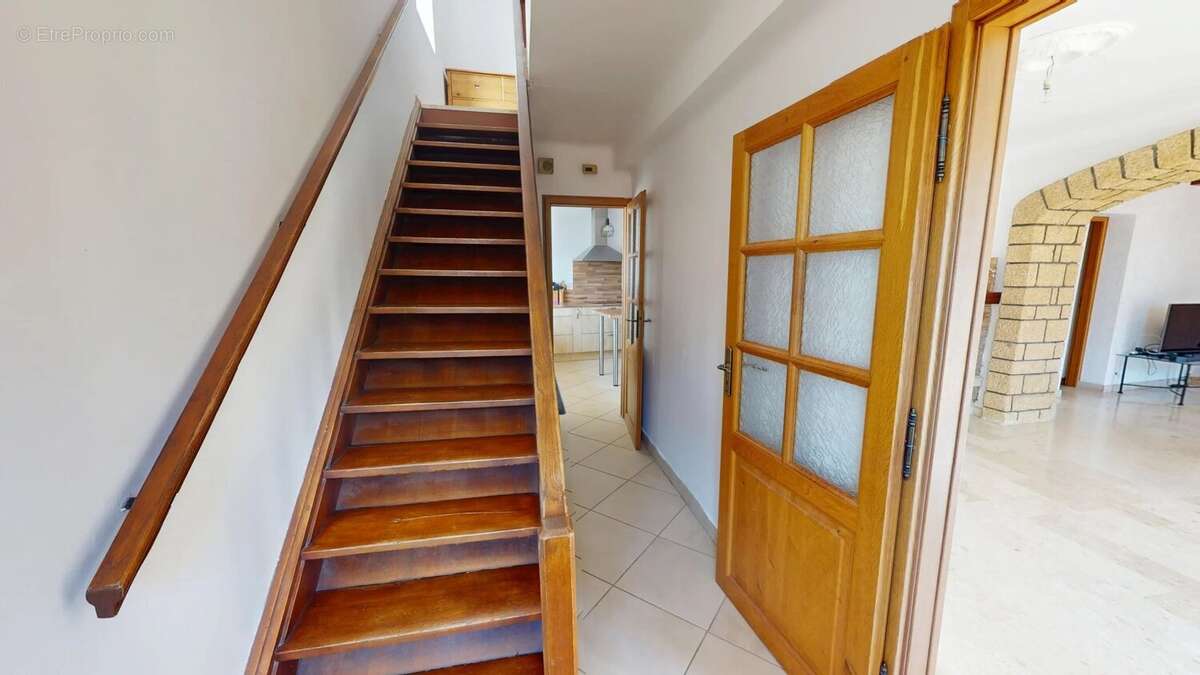 Maison à SAINT-MITRE-LES-REMPARTS