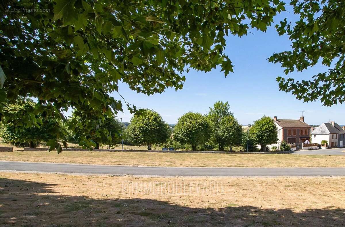 Maison avec jardin et garage à St. Maurice près Pionsat - photo 8